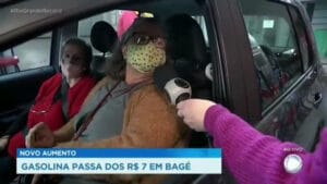 Mulher se revolta com preço da gasolina e pede impeachment de Bolsonaro na Record (foto: Record/Reprodução)