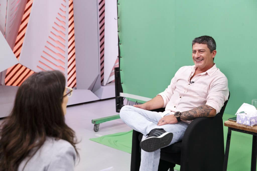 Tom Veiga em entrevista ao projeto Memória Globo em 2019 (foto: Globo/Fabricio Mota)