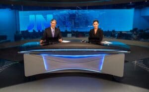 William Bonner e Renata Vasconcellos na bancada do Jornal Nacional; Globo terá especial sobre o fim da pandemia (foto: Globo/João Cotta)