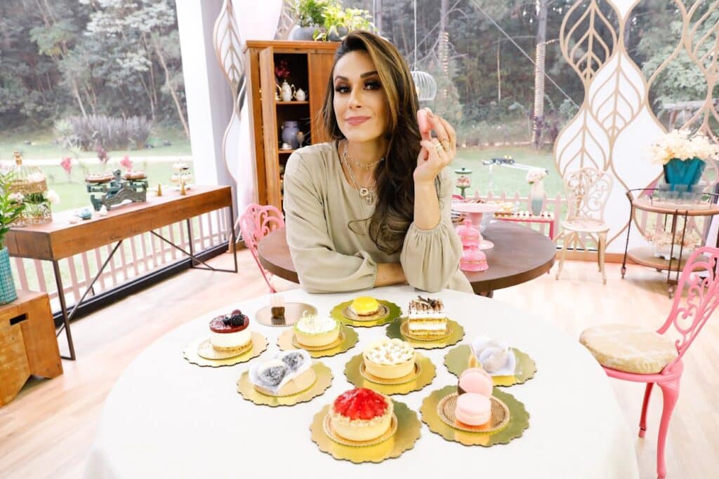 Nadja Haddad com os doces de vitrine no Bake Off Brasil (foto: SBT/Lourival Ribeiro)