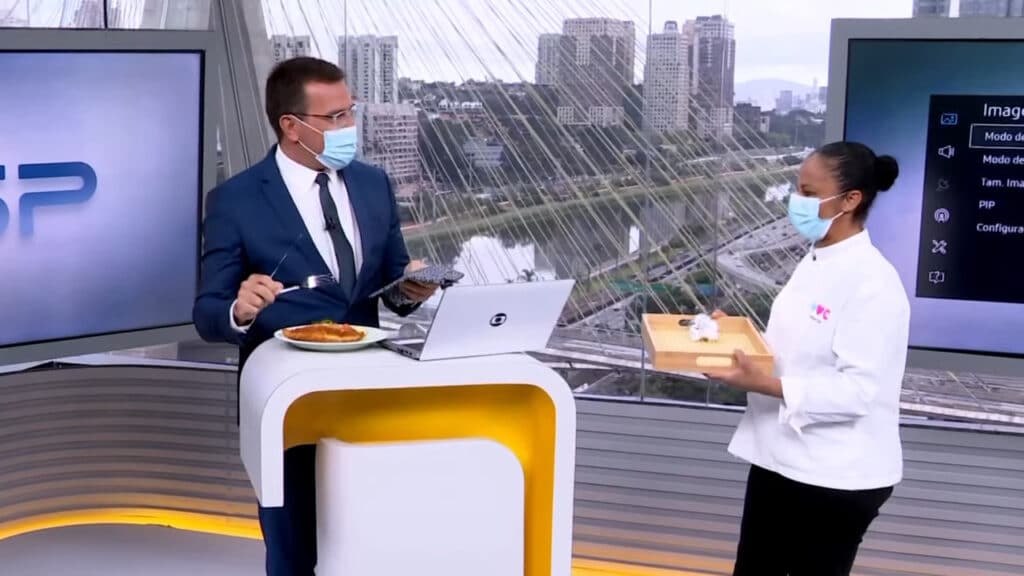 Ao vivo no Bom Dia SP, Rodrigo Bocardi recebeu prato de frango enviado por Ana Maria Braga na Globo (foto: Globo/Reprodução)