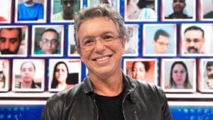 Imagem do diretor Boninho em pé no estúdio do Show dos Famosos, quadro do Domingão com Huck