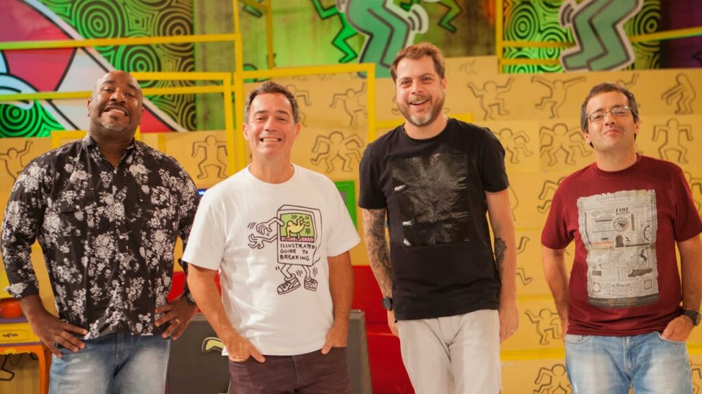 Imagem dos apresentadores Tatola Godas, Dennys Motta, Ricardo Mendonça e Ângelo Campos no cenário do programa Encrenca, na RedeTV!