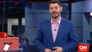 Evaristo Costa afirma que sua saída da CNN Brasil foi “sabotagem” (foto: Reprodução)