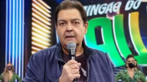 Imagem do apresentador Faustão no palco do Domingão, na Globo