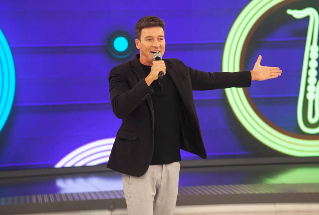 Rodrigo Faro vai apresentar programa especial sobre a estreia de A Fazenda 13 (foto: Record/Edu Moraes)