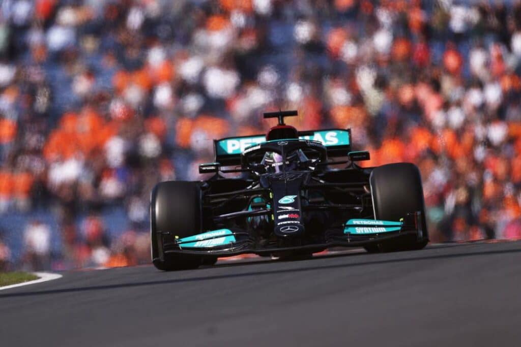 Lewis Hamilton, da Mercedes, no primeiro treino livre do GP da Holanda (foto: Lars Baron/Getty Images)