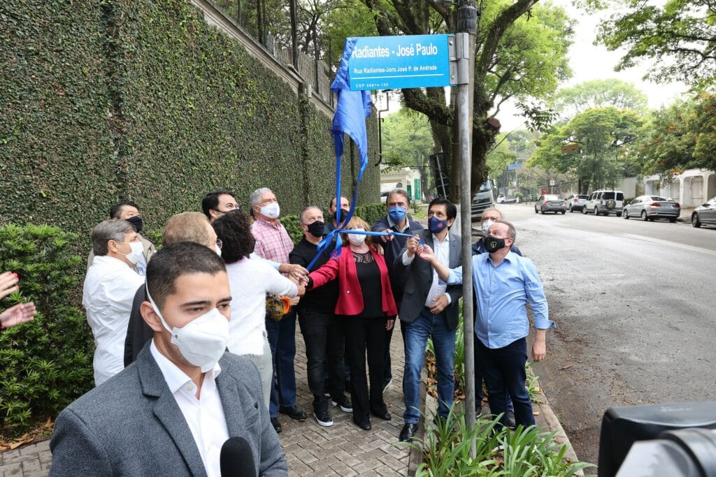 Foto do momento em que autoridades fazem descerramento da placa em homenagem a José Paulo de Andrade