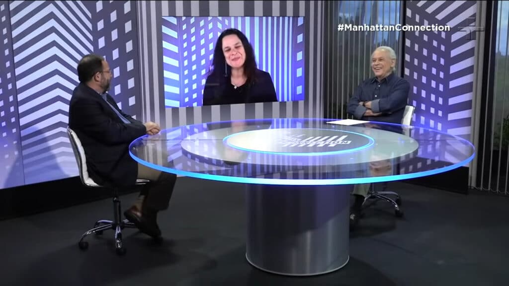 Imagem dos jornalistas Caio Blinder e Lucas Mendes entrevistando Janaína Paschoal no Manhattan Connection na TV Cultura