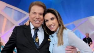 Imagem do apresentador Silvio Santos abraçado com a filha Patricia Abravanel no palco do programa dele no SBT