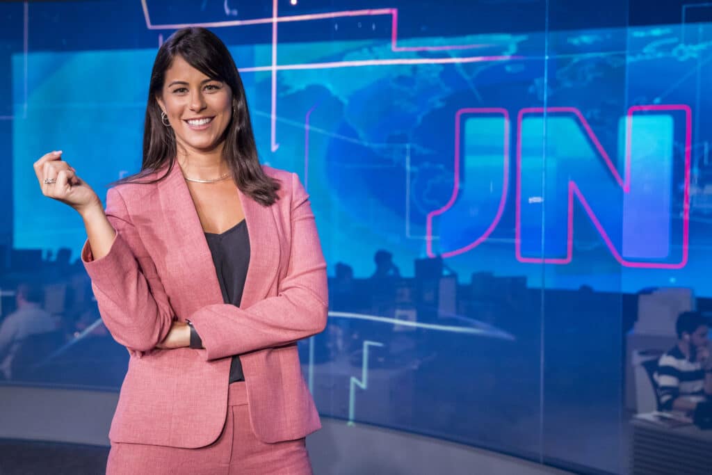 Jéssica Senra no estúdio do Jornal Nacional no Rio de Janeiro; jornalista é uma das plantonistas do principal telejornal do país (foto: Globo/João Cotta)