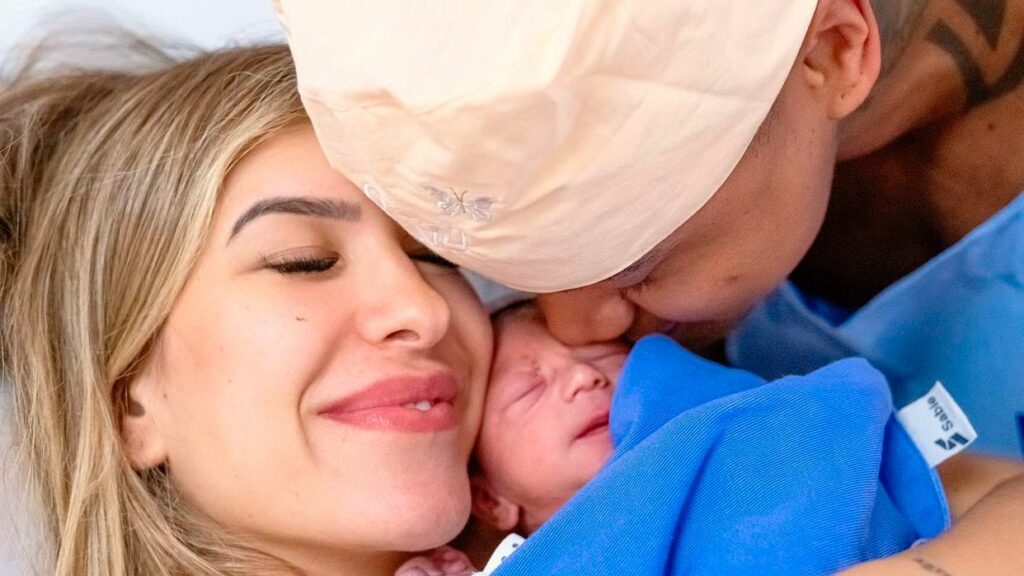 Lore Improta e Léo Santana ao lado da filha recém-nascida