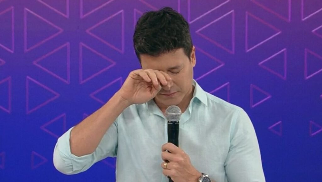 Rodrigo Faro chora durante programa ao vivo na Record