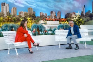 Imagem da comediante Mhel Marrer e do apresentador Carlos Alberto de Nóbrega em quadro do programa A Praça é Nossa