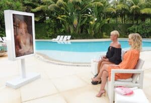 Imagem do encontro entre as apresentadoras Eliana, Xuxa e Angélica, que participa através de videoconferência
