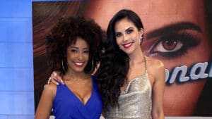 Imagem de Alinne Prado ao lado da apresentadora Daniela Albuquerque no palco do programa Sensacional