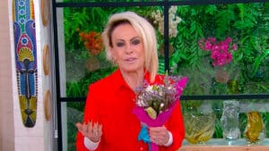 Imagem da apresentadora Ana Maria Braga segurando um buquê de flores no Mais Você