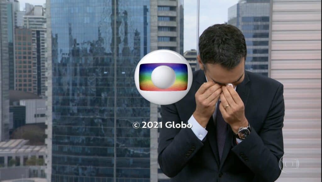 Imagem do apresentador César Tralli enxugando as lágrimas no encerramento do SP1