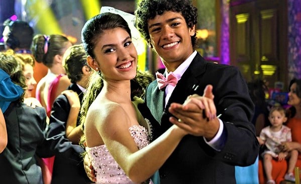 Imagem de Mili (Giovanna Grigio) e Mosca (Gabriel Santana) dançando valsa na festa de 15 anos da personagem