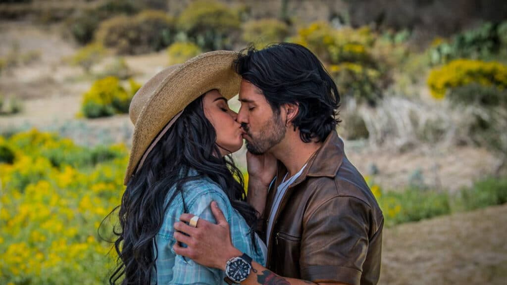 Imagem dos personagens dos atores Livia Brito e José Ron em cena de beijo da novela mexicana La Desalmada