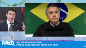 Imagem da transmissão do Programa Pânico com a imagem de André Marinho e Jair Bolsonaro dividindo a tela