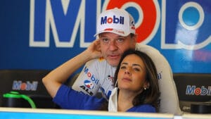 Imagem do piloto Rubens Barrichello com a jornalista Paloma Tocci