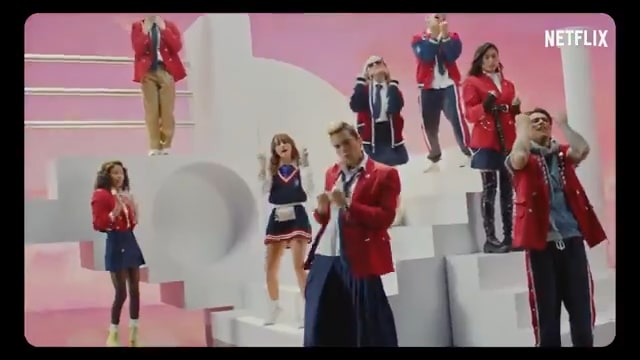 Imagem de frame do videoclipe da nova versão de Rebelde
