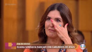 Imagem da apresentadora Fátima Bernardes emocionada e enxugando as lágrimas no programa Encontro na Globo