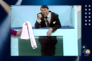 Imagem do apresentador Silvio Santos dentro de um tanque d’água do Topa Tudo Por Dinheiro
