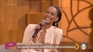 Imagem da atriz Taís Araújo sorrindo durante participação no Encontro