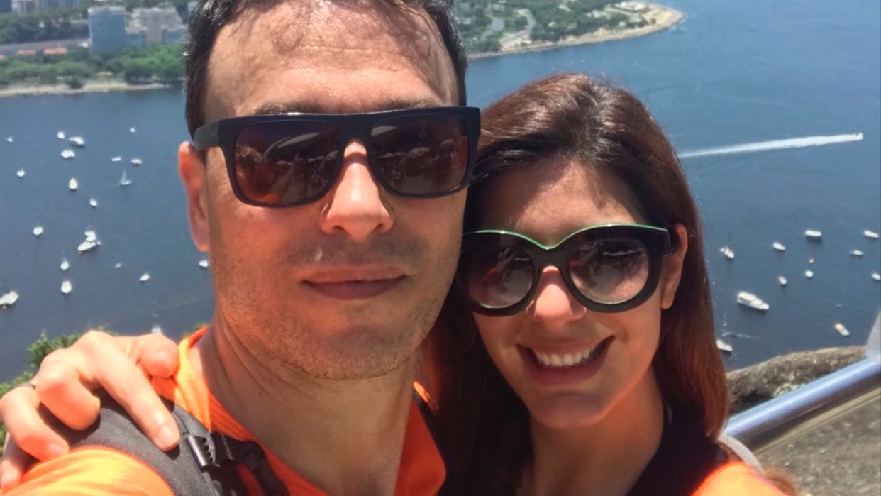 Andréia Sadi volta ao trabalho na Globo e é homenageada pelo marido