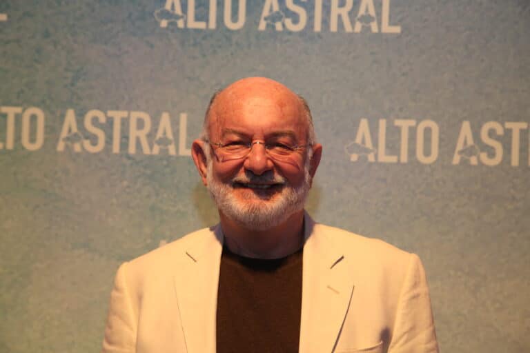 Imagem da foto de Silvio de Abreu no lançamento da novela Alto Astral