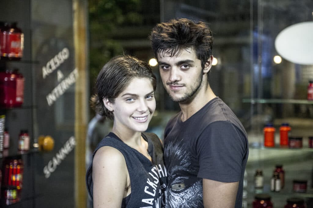 Imagem com os personagens Cobra (Felipe Simas) e Karina (Isabella Santoni), de Malhação Sonhos, atualmente sendo reprisada na Globo