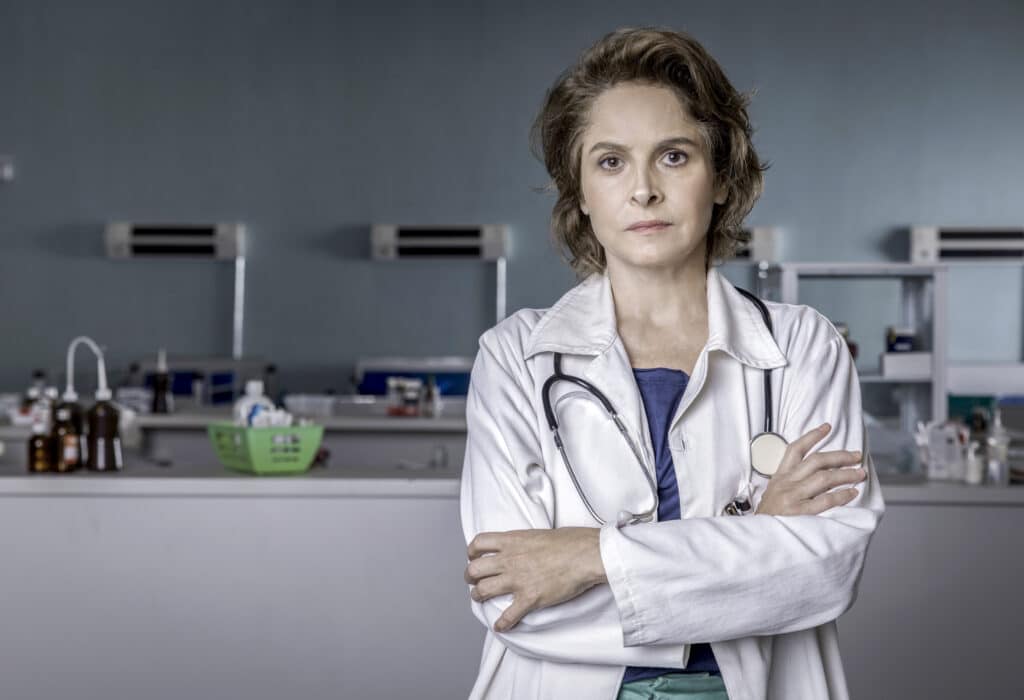 Imagem da atriz Drica Moraes caracterizada como a epidemiologista Vera de Sob Pressão