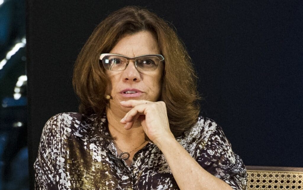 Foto da diretora Denise Saraceni, em entrevista para a Globo