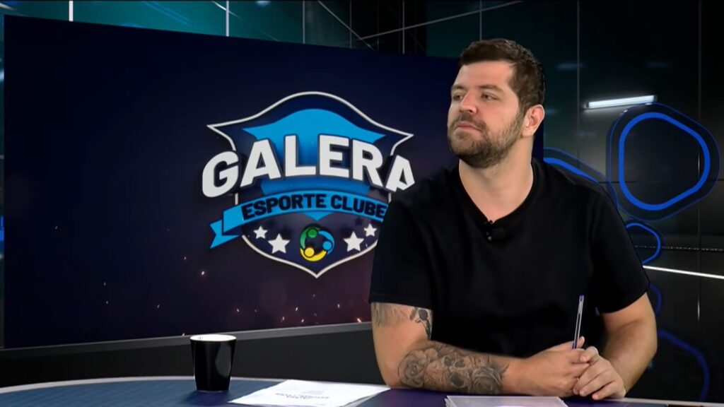 Victor Sarro no estúdio do Galera Esporte Clube; humorista assumiu o comando do Encrenca
