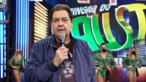 Imagem do apresentador Faustão no palco do extinto Domingão da Globo