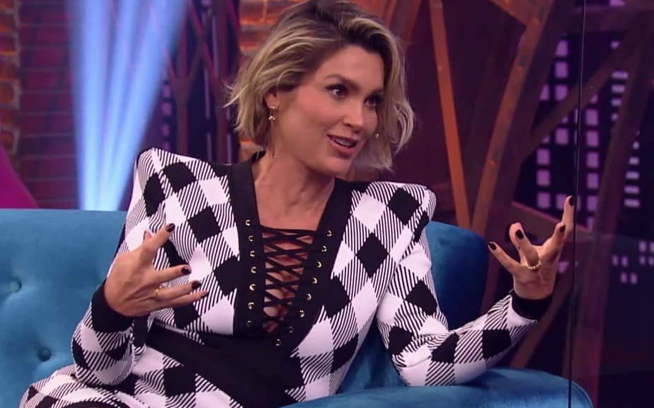 Imagem com foto da atriz Flávia Alessandra em entrevista ao Lady Night