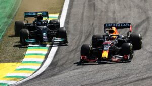 Carros da Fórmula 1 na pista do Autódromo de Interlagos
