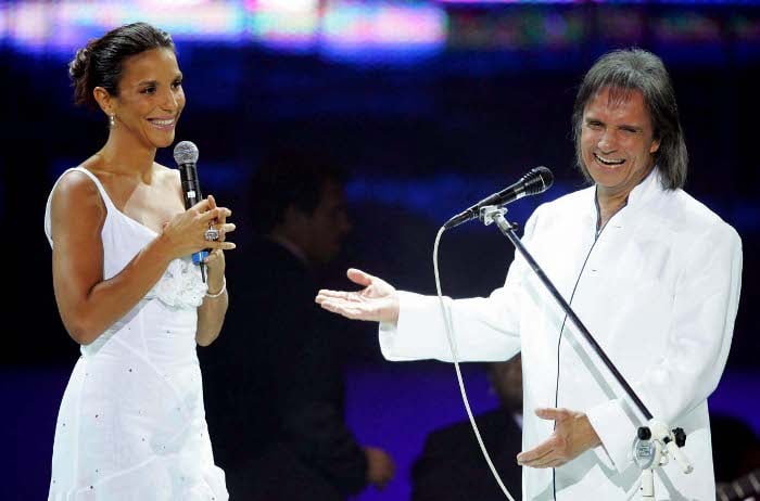 Imagem com foto de Ivete Sangalo e Roberto Carlos durante apresentação