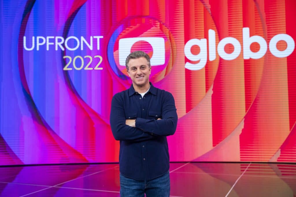 Imagem do apresentador Luciano Huck no palco do Upfront Globo