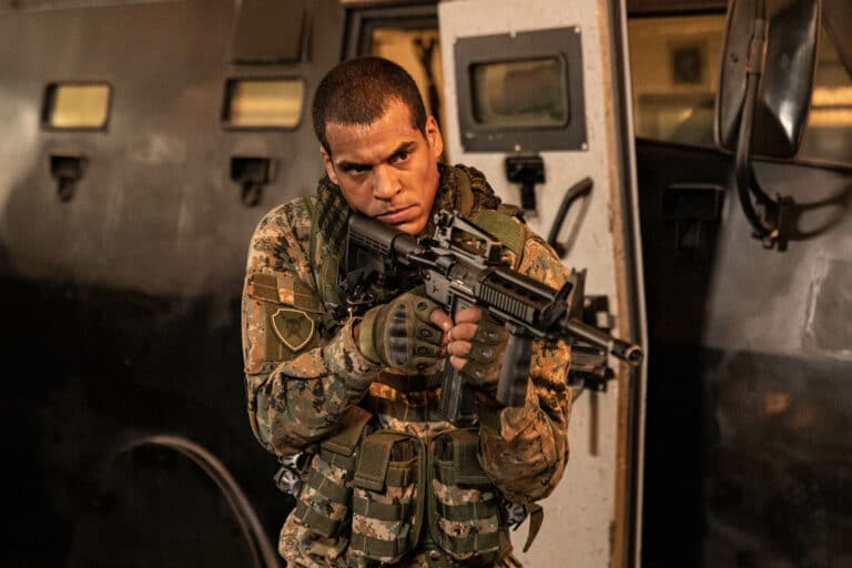 Imagem do ator Marcello Melo Jr em cena da série Arcanjo Renegado