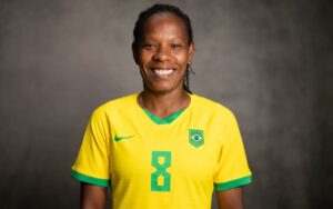 Foto da jogadora Formiga com a camisa da Seleção Brasileira