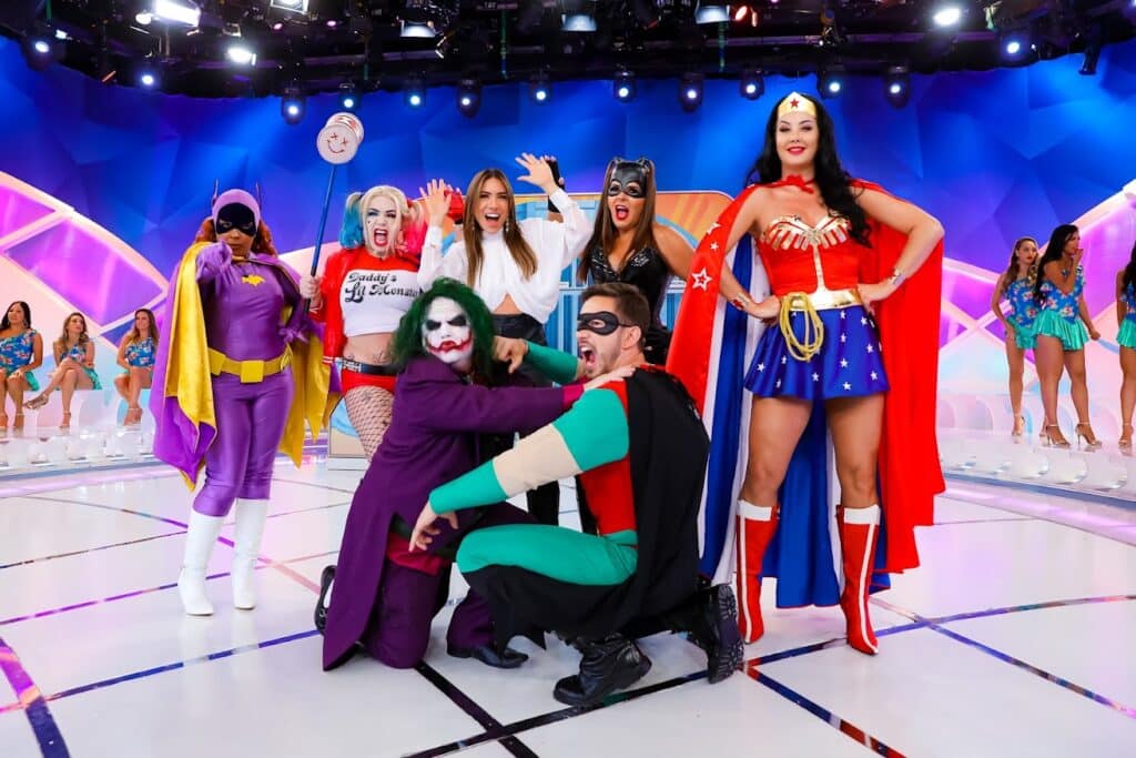 Super-Heróis invadem Jogo dos Pontinhos no Programa Silvio Santos
