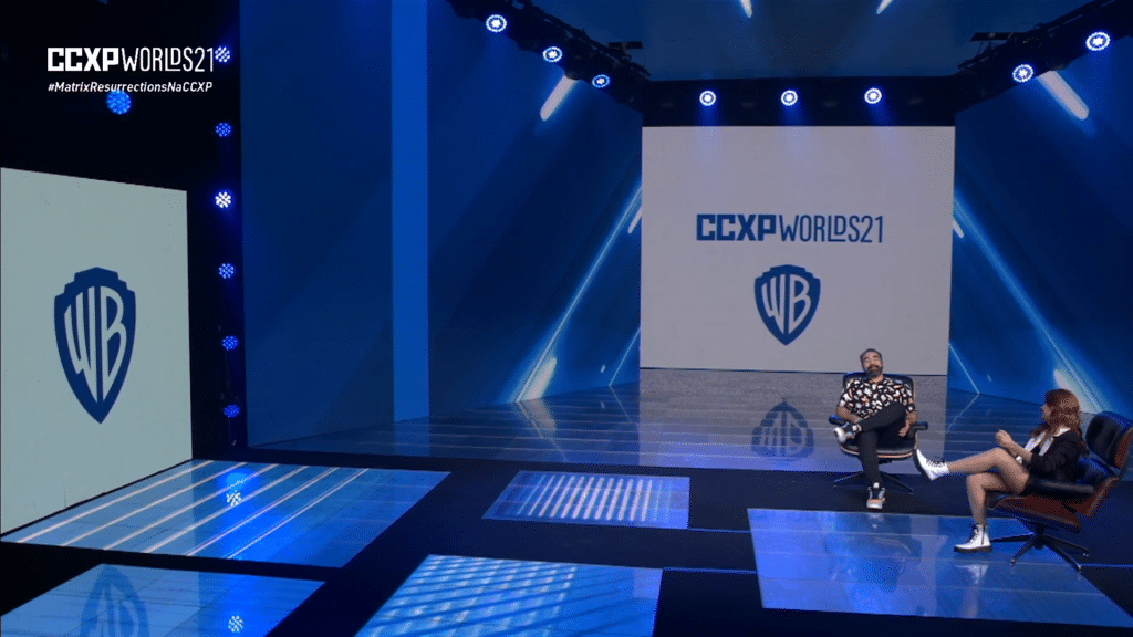 Imagem com foto do palco da CCXP com logo da Warner Bros. Pictures no telão