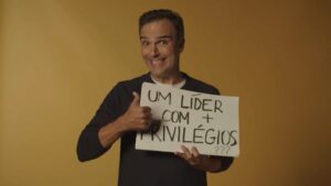 Imagem com foto de Tadeu Schmidt contando as novidades do Big Brother Brasil 22