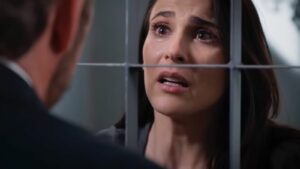 Cena da novela Te Dou a Vida com Helena chorando na prisão