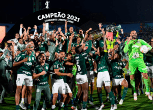 Imagem com foto do time do Palmeiras comemorando título da Libertadores 2021