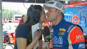 Foto de Paloma Tocci e Rubens Barrichello no Show do Esporte, da Band. O casal se beijou ao vivo