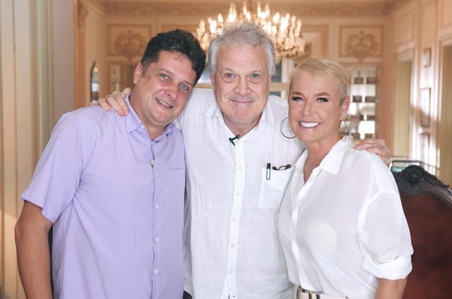 Foto de Pedro Bial ao lado de Marcelo Ribeiro e Xuxa Meneghel
